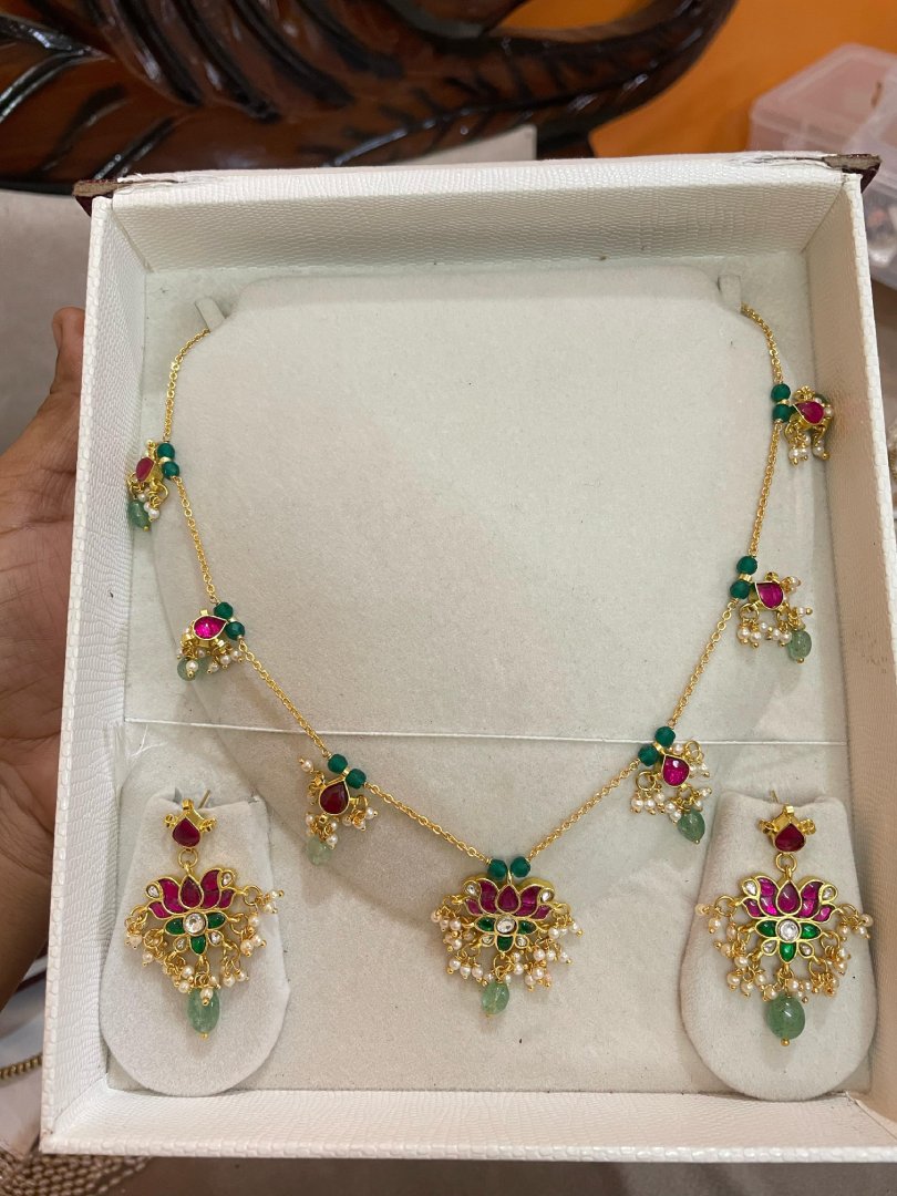 Invisible chain with kundan