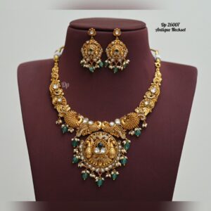 Antique neck set
